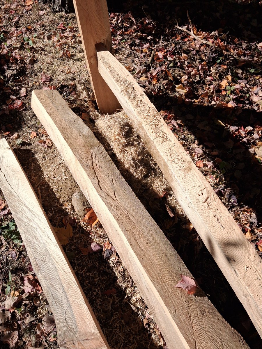 ridgelinepath's tweet photo. Cobbed together my first joinery with plunge cuts from chainsaw and making  a split rail type point https://t.co/aa2kcffT30