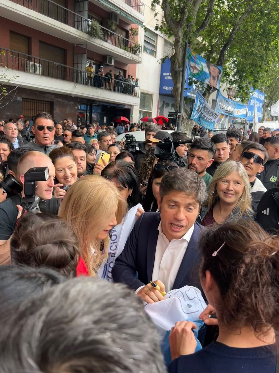 luisrodriguezrm's tweet photo. Los salarios de los docentes bonaerenses cayeron 22,7% en la gestión de Kicillof, pero Axel marcha en "defensa" de la educación pública. 

MÁS HIJO DE PUTA NO SE CONSIGUE. https://t.co/NBdjk0mFEg