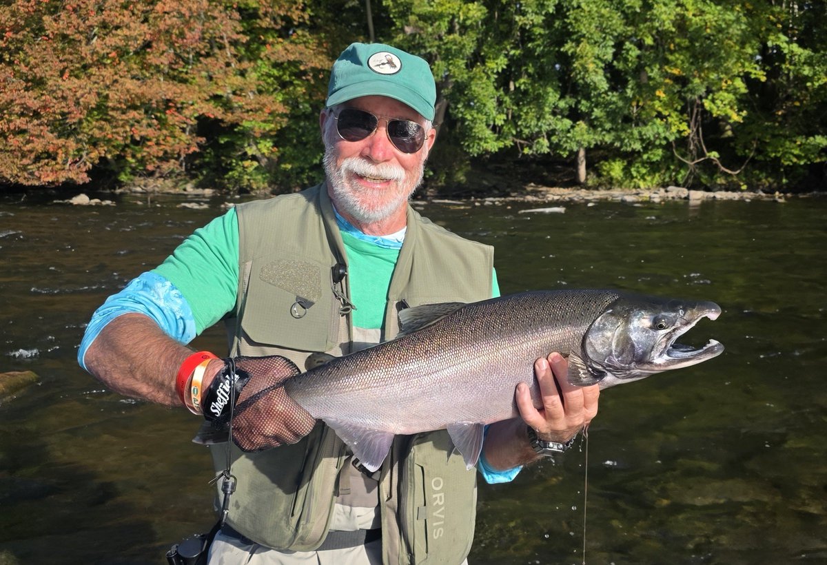 PaulsGuide's tweet photo. Tony with a beautiful coho salmon on the Salmon River. 

#dsrguide https://t.co/lIQmVeYzaX