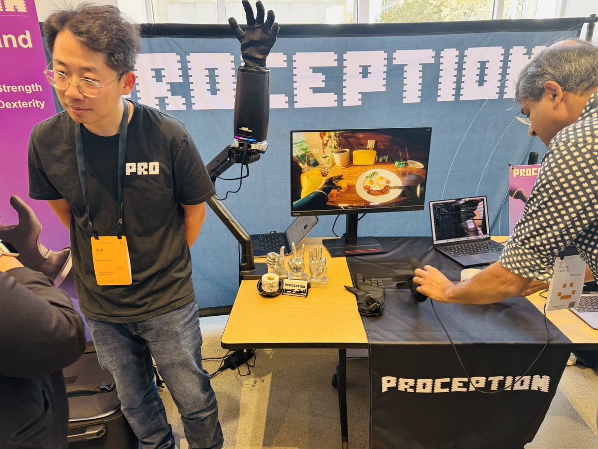 junfanzhu98's tweet photo. 🤖 @saturdayrobotic hits @TheHumanoidHub Conference in SF! 🚀

Representing Saturday Robotics among the humanoid robotics companies and builders pushing Physical AI into the real world.

Great running into @dev_and_ — @TheHumanoidHub ecosystem is moving FAST. 🔥

#SaturdayRobotics #HumanoidHub
#HumanoidRobots #PhysicalAI