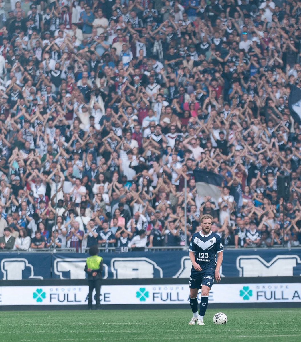burdigalaxie's tweet photo. légende du club 💙🤍 https://t.co/I8fP3FxLje