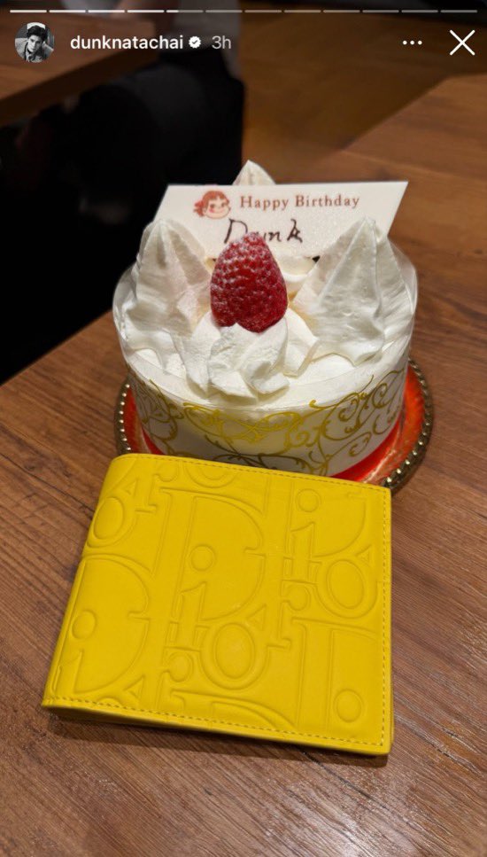 joongdunked's tweet photo. joong must have put so much thought into dunk’s birthday surprise. he said he talked to sky, nani, and other people on the crew, and they suggested giving dunk the wallet at the airport, but joong didn’t feel like that was the right moment. he’d carried the wallet all the way https://t.co/L3GqkvWI7C