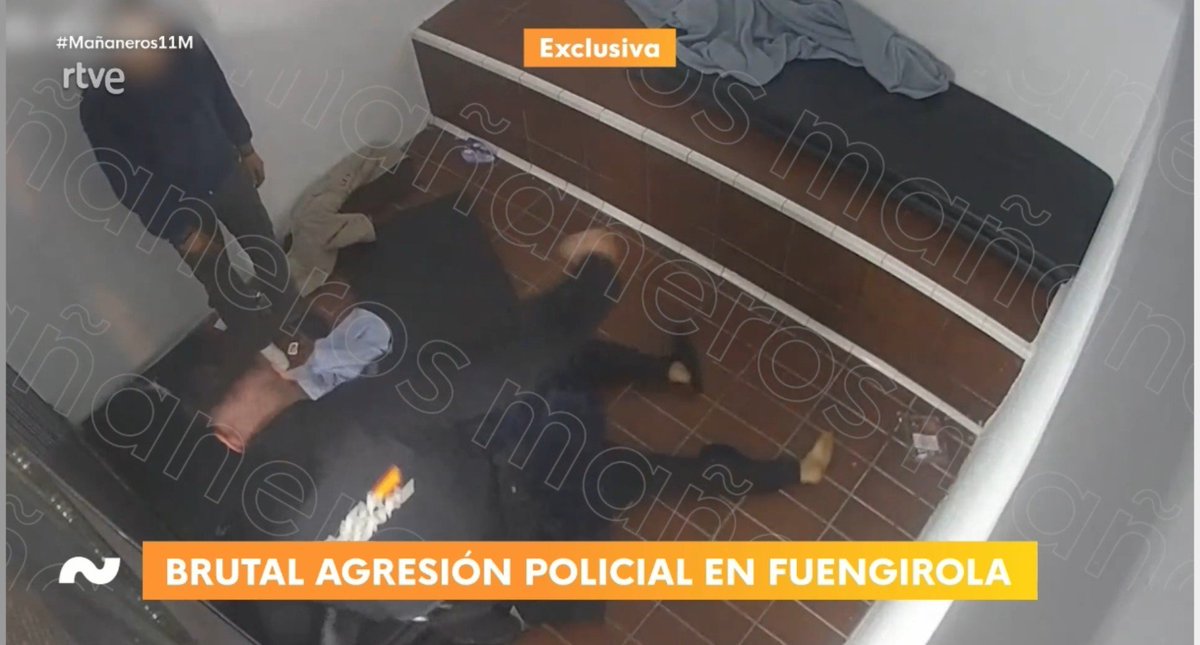 Juanjo_de_akkad's tweet photo. No hay mayor ciego que el que no quiere ver. Es lo que tiene cuando se filtran los videos de los calabozos. Me gustaría saber cuál protocolo indica que hay que darle una paliza a los detenidos y pisarles la cabeza contra el suelo. https://t.co/TGIQlnKWAF