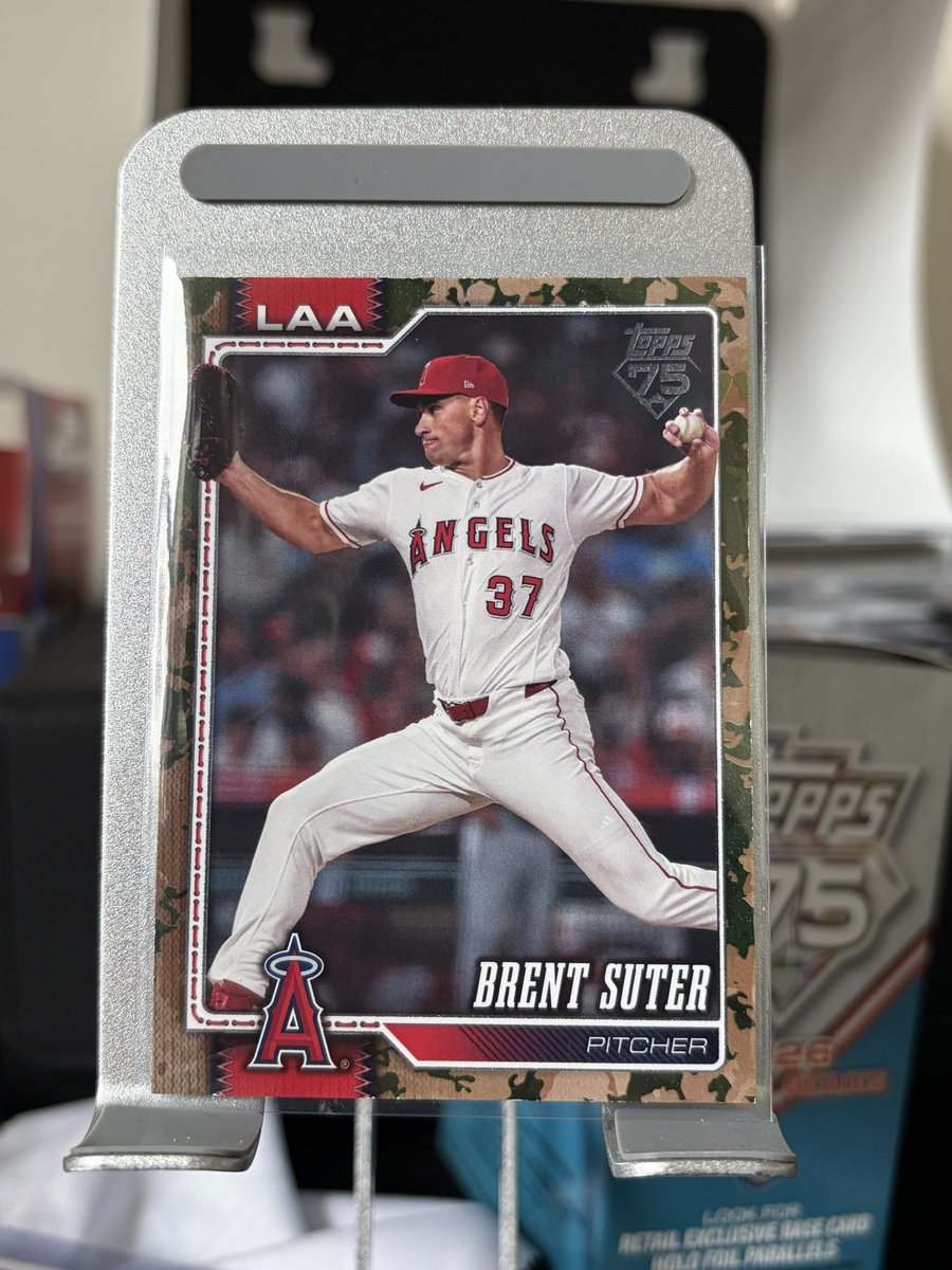 JustnsCards's tweet photo. Hangers are still BANGERS! 
Vlad and Okamoto Gold Diamante /50 in one
Brent Suter Memorial Day Camo /25 in another
Gonna pick up some more on my way home
@CardPurchaser 
#hangersbangers
#thehobby https://t.co/TOXAFFkhql