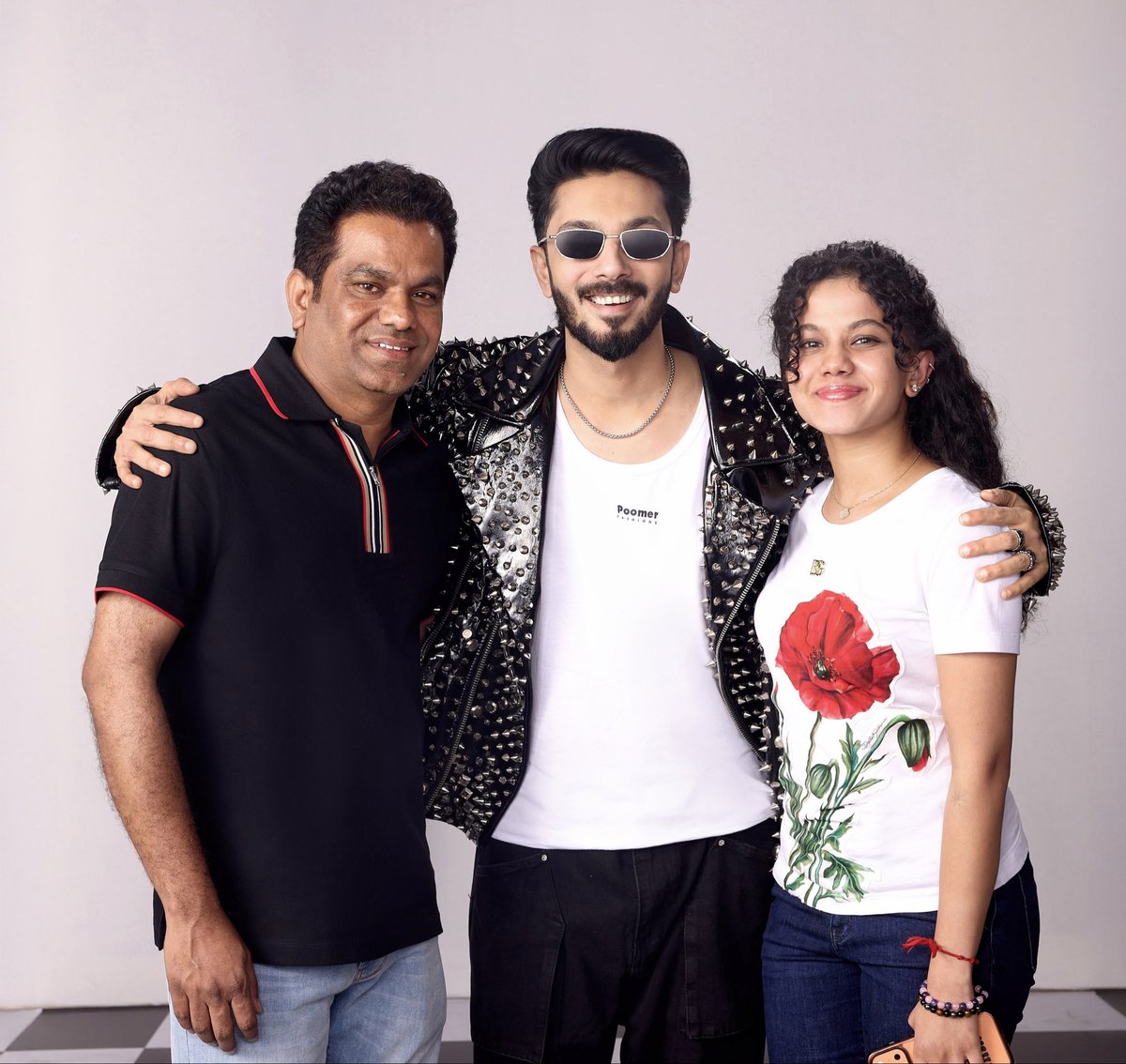 PrimarkProd's tweet photo. Wishing our Brand Ambassador @anirudhofficial sir a very Happy Birthday🔥🎂

From an unforgettable journey together with the Hukum Tour Chennai 2025 through Primark Productions, to now having him as the face of Poomer Fashions Owned by @lingasamy21, it has always been a pleasure working together! 

Wishing you an incredible year filled with even more success, music and magic✨

#HappyBirthdayAnirudh #AnirudhRavichander #PoomerFashions #PrimarkProductions