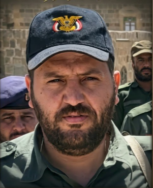 FaresALhemyari's tweet photo. مقتل قيادي أمني من الحوثيين في #تعز..  
▪️ مقتل القيادي الأمني في جماعة الحوثي بكيل محمد الحضرمي، المكنى بـ "أبو الفضل"، والذي ينحدر من مديرية سنحان بمحافظة صنعاء.

  ▪️تقلّد الحضرمي عدة مناصب أمنية لدى جماعة الحوثي، كان آخرها مدير قسم الشرطة في شرق مديرية سنحان، فيما سبق أن عمل مسؤولا في قسم شرطة السواد بالعاصمة صنعاء. 

▪️ شارك الحضرمي في القتال ضمن صفوف الجماعة في عدة جبهات، من بينها جبهات الحدود إلى جانب القيادي الحوثي حسن الملصي، وقتل يوم أمس (الأربعاء) مع أحد مرافقه (محمد محسن أشعب – من دار سلم صنعاء) في أطراف مدينة تعز.

 ▪️نُقل جثمان الحضرمي من تعز إلى صنعاء، ومن المقرر تشييعه غدا عقب صلاة الجمعة، في منطقة بيت الحضرمي في سنحان.
 *فارس الحميري
 #اليمن