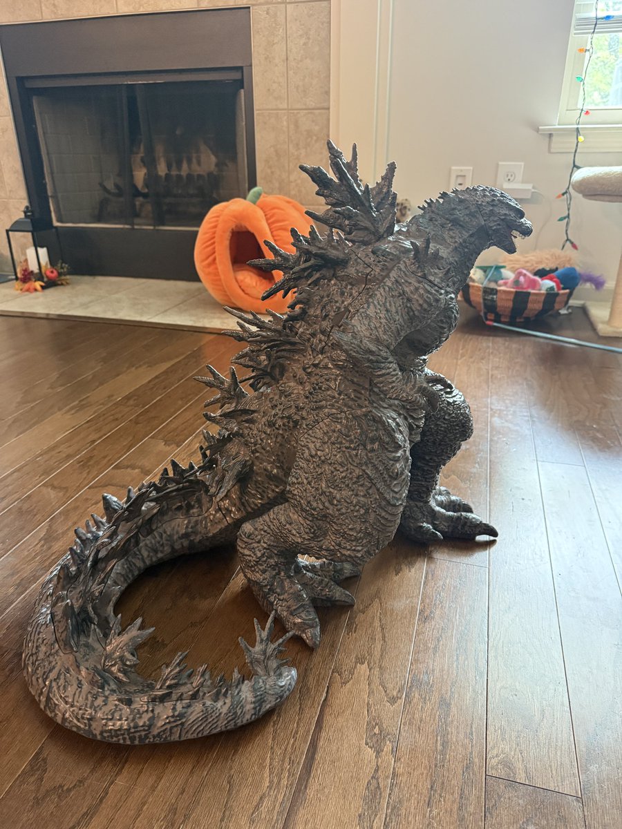 swiftieun1corn's tweet photo. OMG this is so Brilliant! It’s going on top of my bookshelf to sit beside Mothra and King Ghidorah #GodzillaMinusZero https://t.co/zScjkMRyVy