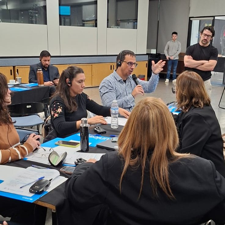 UNICEFargentina's tweet photo. 🎯 El encuentro tuvo por objetivo acompañar y fortalecer a los funcionarios y equipos técnicos que integran las Red frente al desafío de integrar la inteligencia artificial en los sistemas educativos, generando herramientas concretas para analizar oportunidades, tomar decisiones informadas y orientar su implementación con foco en los aprendizajes.

👉 Jurisdicciones participantes: Córdoba, La Pampa, Neuquén, Chubut, Salta, Corrientes, Mendoza, Ciudad Autónoma de Buenos Aires (CABA), Provincia de Buenos Aires, Tierra del Fuego, Entre Ríos, La Rioja, San Juan, Río Negro, Misiones y Tucumán.

🙌 Los participantes mencionaron que el taller fue muy  pertinente, y los ejes trabajados resultaron de mucho interés en el marco de sus tareas y funciones.

#CongresoInternacionalPAIDEIA #DigitalBeyondasUsual