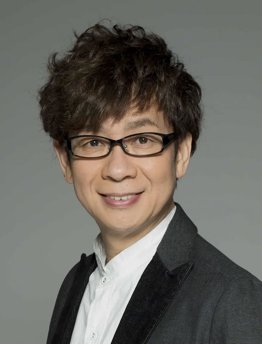 SomosKudasai's tweet photo. El legendario actor de voz Koichi Yamadera hizo reír a todo internet tras revelar que, a sus 65 años, en Japón ya le enviaron su tarjeta de seguro para la tercera edad mientras él sigue INTERPRETANDO a un estudiante de preparatoria que se convierte en cerdito en Ranma 1/2.

El seiyuu detrás de personajes icónicos como Spike en Cowboy Bebop y Beerus en Dragon Ball Super volvió a darle vida a Ryoga en la versión de MAPPA, conservando exactamente el mismo papel que arrancó a interpretar allá por 1989.

Su broma en redes sobre la locura de hacer voces de adolescentes teniendo la edad de un jubilado se volvió VIRAL en cuestión de horas, llenándose de mensajes de fans que celebran que este gigante del anime se niegue por completo a retirarse.
