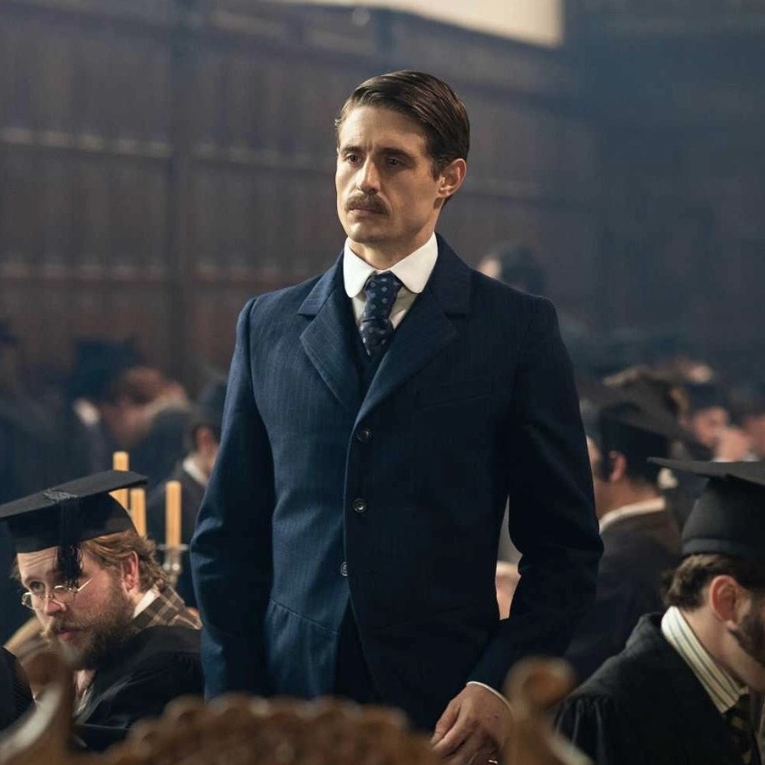 firstladyh0lmes's tweet photo. Very fond of the costuming in Young Sherlock! The Holmes have a tendency to wear blues, except for Silas and Beatrice. As the antagonists, they wear more reds/warm tones (like Xiao Wei). Moriarty also wears these colors! which could mean nothing 😐 https://t.co/EaBRrXO76D