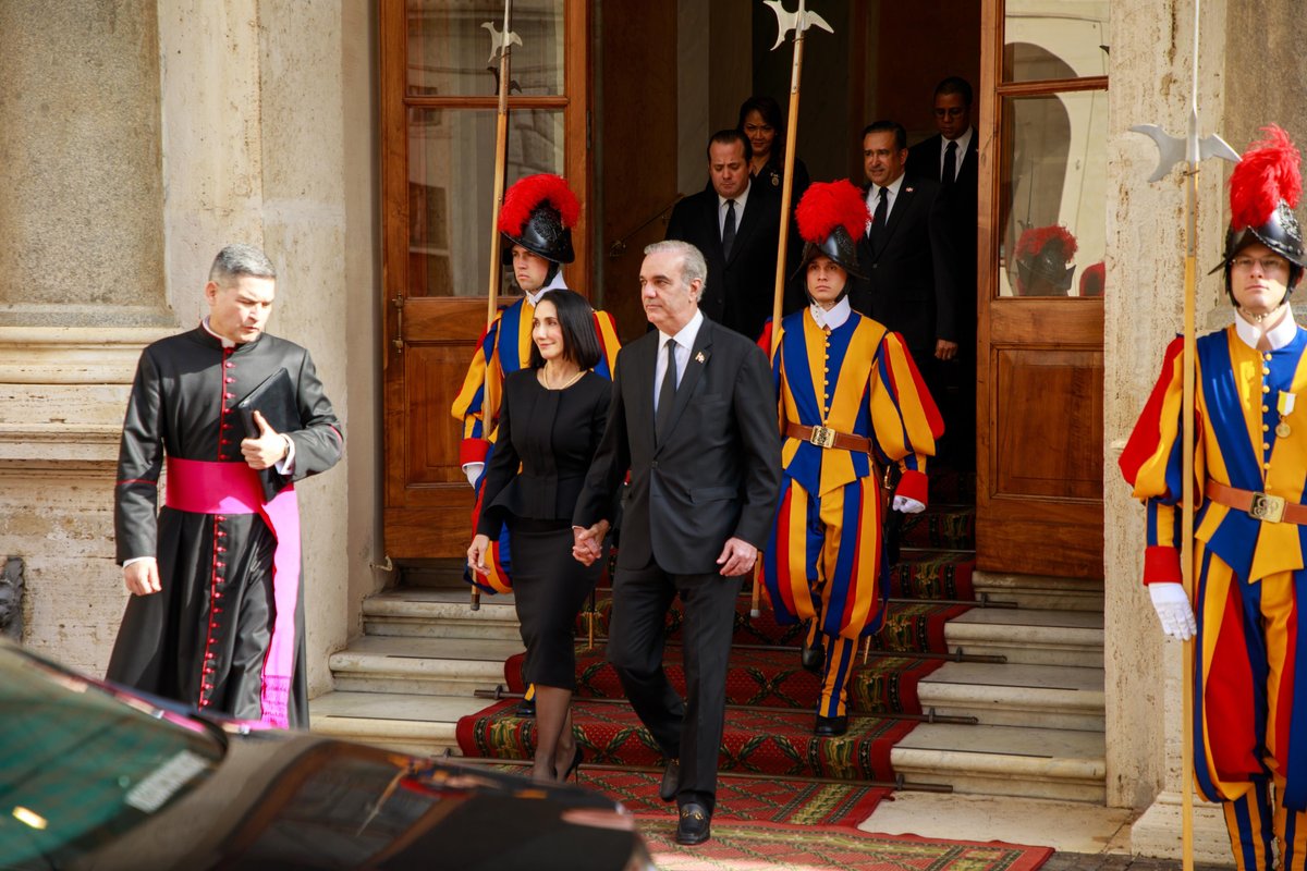 raquelarbaje's tweet photo. Durante nuestra visita al Vaticano, nos reunimos con el cardenal Pietro Parolin, secretario de Estado de la Santa Sede.

También recorrimos la Basílica de San Pedro, uno de los lugares más importantes de la Iglesia católica. Según las evidencias arqueológicas, el maravilloso templo está construido sobre la tumba de San Pedro, uno de los doce apóstoles de Jesús, y primer papa.