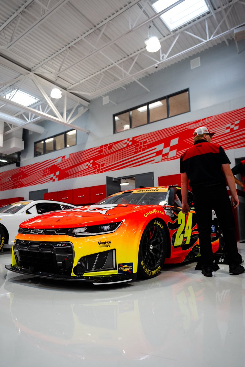 TeamHendrick's tweet photo. One last time in this iconic look. 🔥 https://t.co/BePJVy4aUI