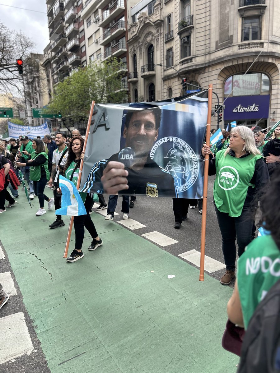 somoscorta's tweet photo. La bandera con la foto de Lionel Messi en la Marcha Federal Universitaria.

📸 @LeanIllia