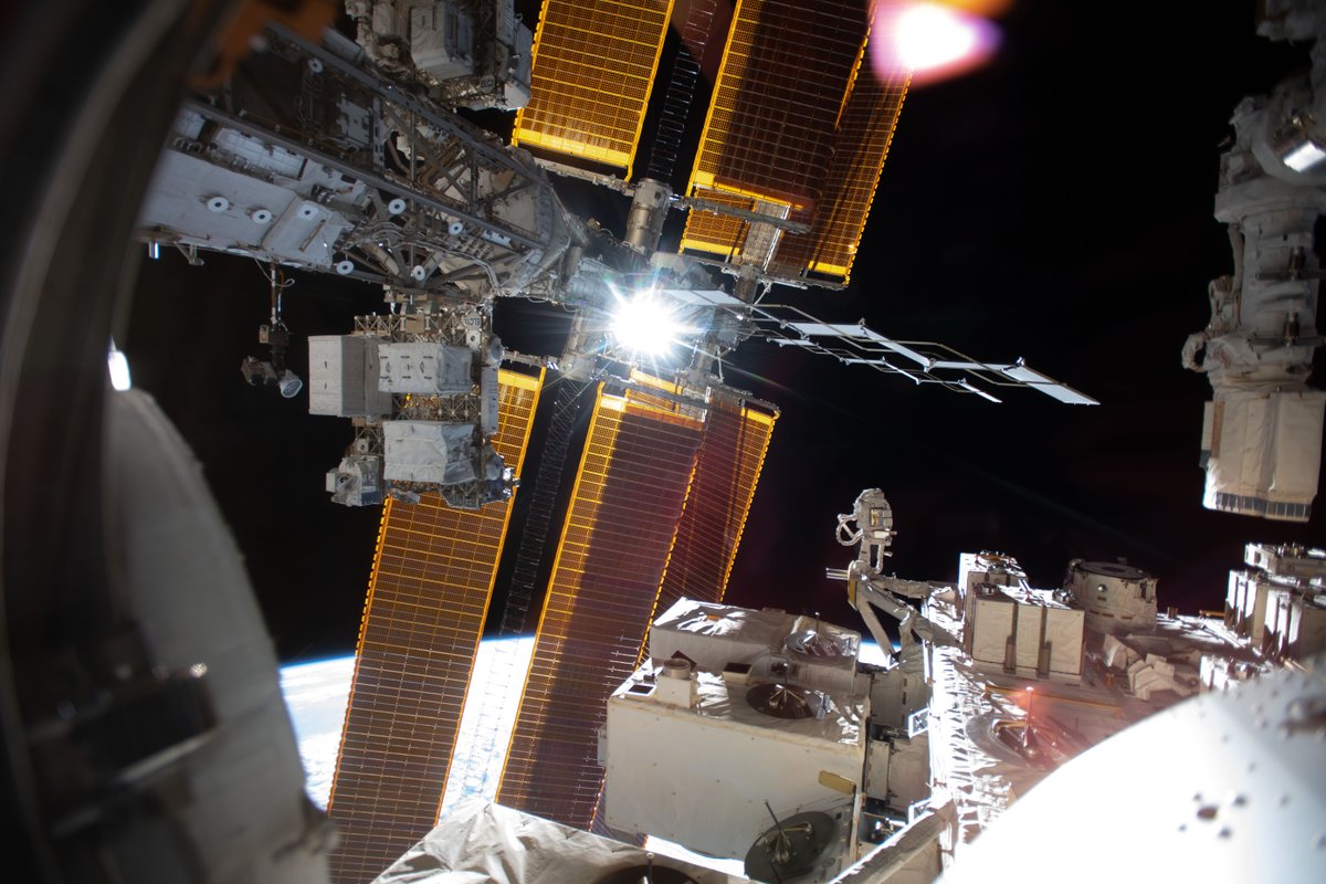 Space_Station's tweet photo. Another power upgrade is coming ⚡

The final pair of roll-out solar arrays have arrived at the space station aboard the latest SpaceX Dragon resupply.https://t.co/C6T9ISEAeg https://t.co/Ypl7ijqv69