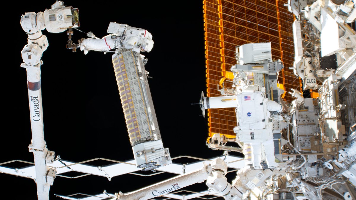 Space_Station's tweet photo. Another power upgrade is coming ⚡

The final pair of roll-out solar arrays have arrived at the space station aboard the latest SpaceX Dragon resupply.https://t.co/C6T9ISEAeg https://t.co/Ypl7ijqv69