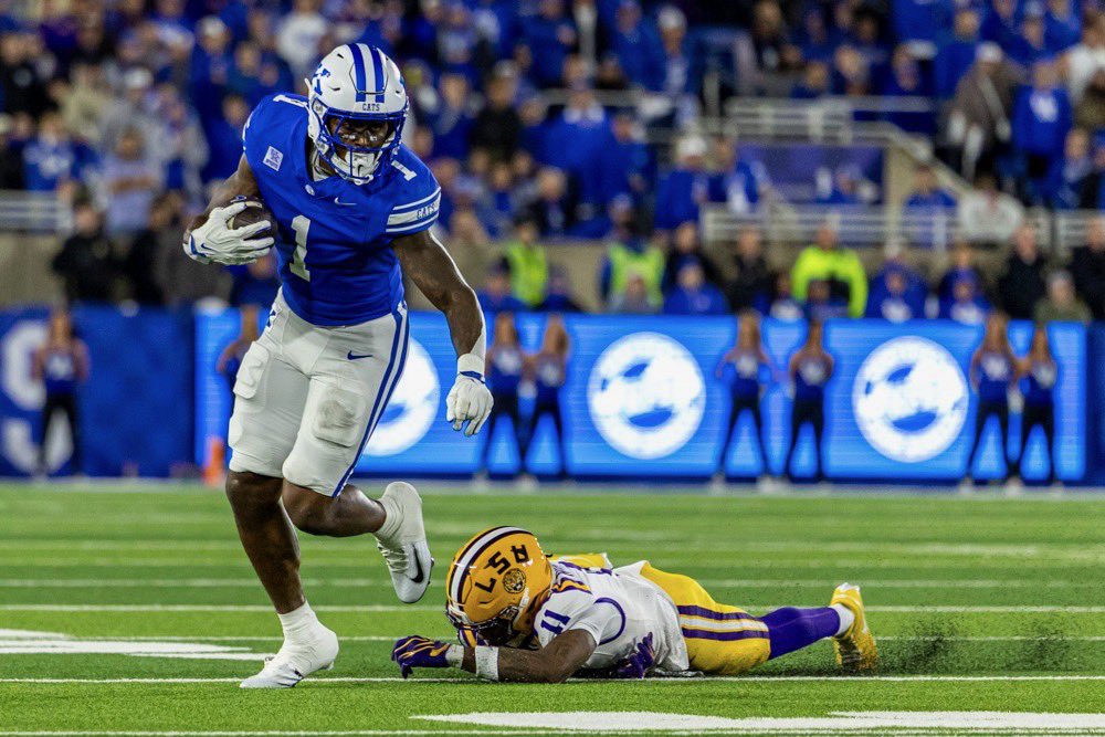 Chris_thefutur3's tweet photo. After a great conversation with @alexm_brown, I’m blessed to have received my D1 offer from University of Kentucky #GoBigBlue 
@UKFootball @CoachWillStein @CoachJoeSloan 
@run2winkolby @LeahBarnard23 https://t.co/Mlt6ItkpiI