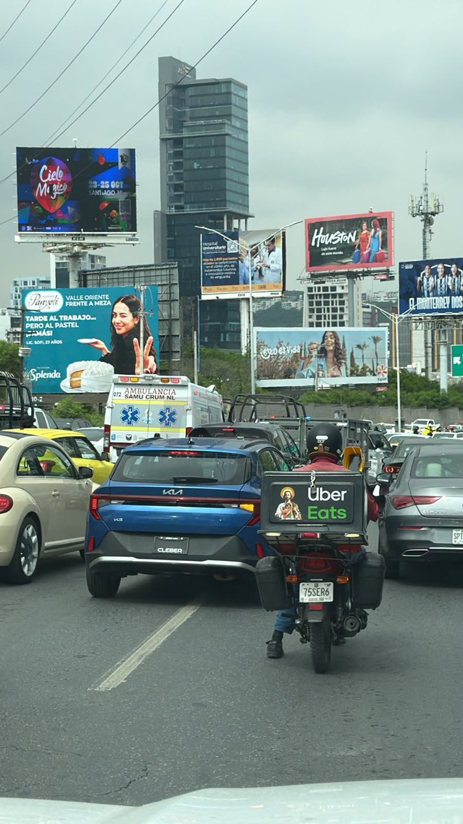 rayelizalder's tweet photo. Moviliza doble ejecución en Av. Gómez Morín en #SanPedro ⚠️ es la conexión con la avenida Gonzalitos de #Monterrey @joluisgarcia @JulioCesar_Cano @nmasmonterrey @MtyFollow https://t.co/eWxkX9OrWg