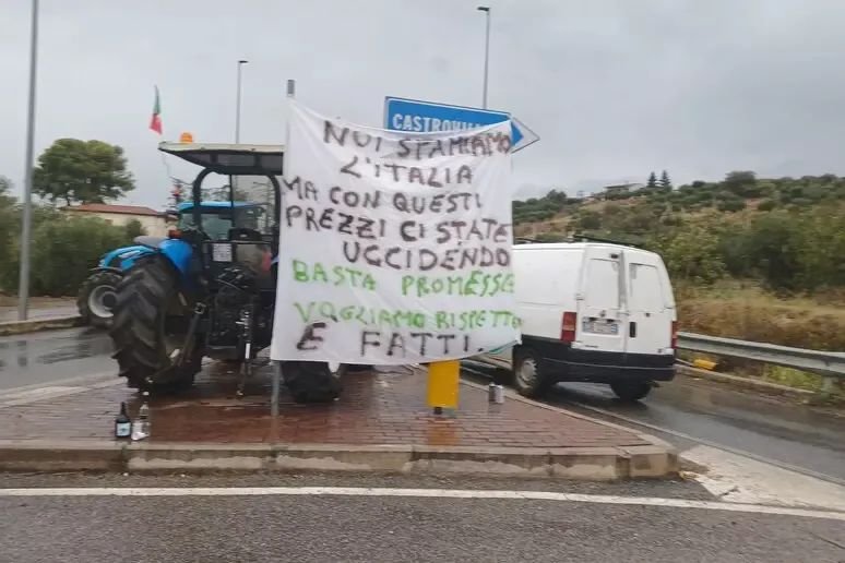 manginobrioches's tweet photo. Cari amici autotrasportatori, agricoltori e ora pure pescatori del mio Sud che da giorni manifestate per il #carocarburante, ma in realtà per l'abbandono del Meridione, il governo vi ha risposto: ignorandovi, ignorandoci. A reti (pubbliche) unificate. Che vergogna. https://t.co/dr2zQZ4LMt