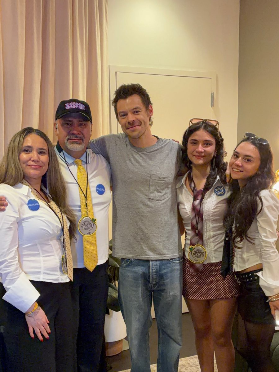 hsdaily's tweet photo. Harry with fans backstage at Madison Square Garden through Make A Wish for Together Together Night 22 in New York City - October 14 (via val_c2010) https://t.co/SeHAVdaANS