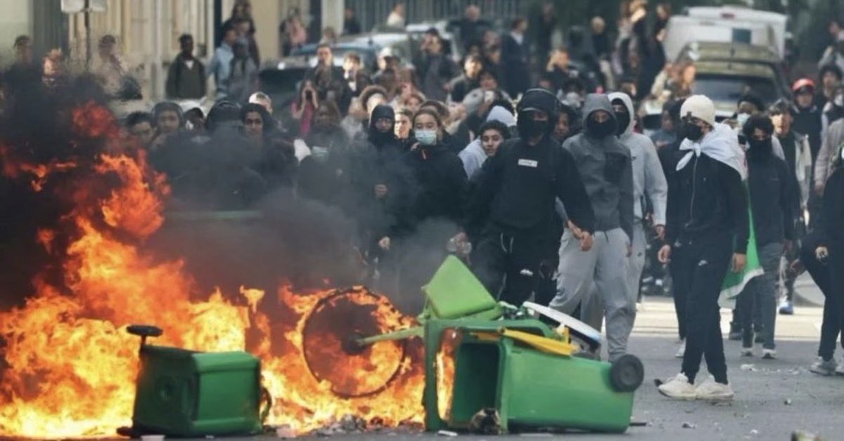 LBleuBlancRouge's tweet photo. 🔴😳 Des excréments jetés sur les policiers : l’extrême-gauche, c’est vraiment la chose la plus répugnante qui existe .. ⬇️🤢

À Lyon, lors des affrontements liés au mouvement lycéen, des projectiles remplis d’excréments et d’urine ont été jetés sur les forces de l’ordre.

Appelés cacatovs (contraction de « caca » + Molotov), ces bocaux ou bouteilles en verre, que les émeutiers laissent macérés pendant plusieurs jours ont déjà été utilisés sur la ZAD de Notre-Dame-des-Landes. L’objectif est surtout d’humilier, mais le verre peut aussi blesser et le contenu présente un risque sanitaire important.