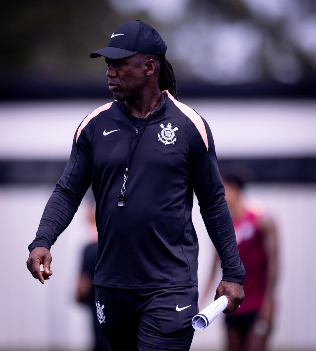 futebol_info's tweet photo. BASTIDORES | Início de Seedorf deixa boa impressão no Corinthians

Ontem, o treinador chegou ao CT pela manhã e só saiu por volta das 21h.

O "LADO HUMANO" do holandês chamou atenção. Apesar da fama de personalidade forte, Seedorf conversou com funcionários e distribuiu abraços.

Ainda durante as negociações, ele já havia pedido para iniciar os treinos imediatamente e em dois períodos. Também pediu a imprensa em parte do treino da tarde, como aconteceu.

Seedorf entende que a prioridade é recuperar a confiança do elenco e tirar o foco dos problemas.

O clube acredita que o holandês pode ajudar a melhorar o ambiente.

🗞️ @ESPNBrasil 
📸 Rodrigo Coca/SCCP