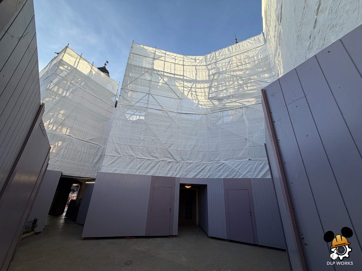DLPWorks's tweet photo. [Live] 🚧🏰 Refurbishment works are ramping up at Auberge de Cendrillon!

➡️ Extensive scaffolding has been installed around the restaurant, currently covered with plain white protective tarps
➡️ The restaurant remains open during the works in #DisneylandParis, which will cover the refurbishment of all roofs & façades!
➖ Themed tarps are expected to be installed in the coming weeks,
➖ The scaffoldings are visible from Main Street USA