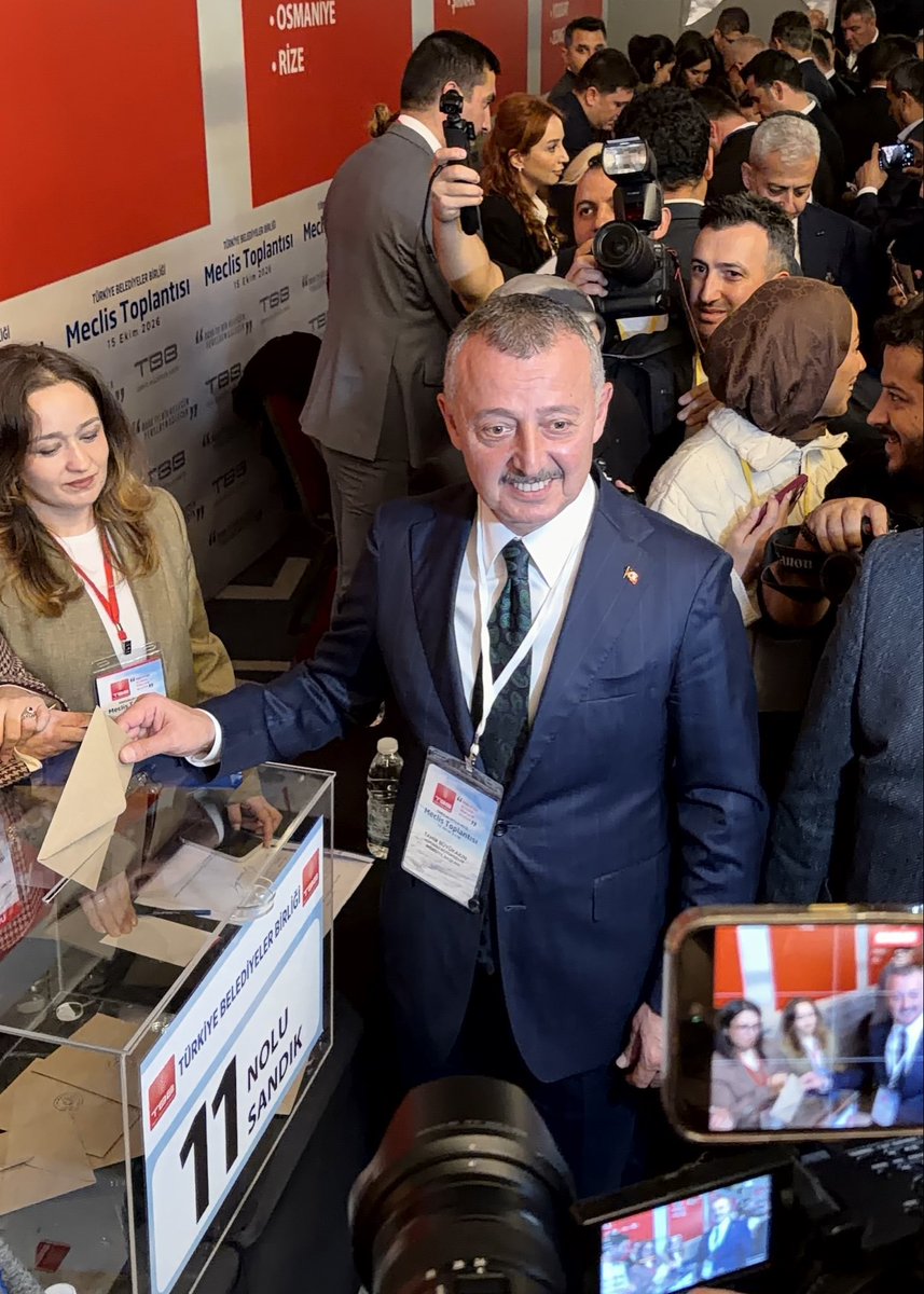 STGulcan's tweet photo. Türkiye Belediyeler Birliği seçimi sonuçlandı ve Yeni Parti, CHP, DEM Parti ortak adayı Ayşe Ünlüce kazandı. 
Kocaeli’de yaşayan bir vatandaş olarak bir yandan üzgünüm; Tahir Başkanımızın seçimi kaybetmiş olmasından ötürü,
Bir yandan sevinçliyim; şehrimize hizmet odağı bölünmeyecek diye. 
Tahir Başkan Kocaeli için bir şanstır,
TBB neyi kaybettiğinin farkındadır umarım…

@tahirbuyukakin