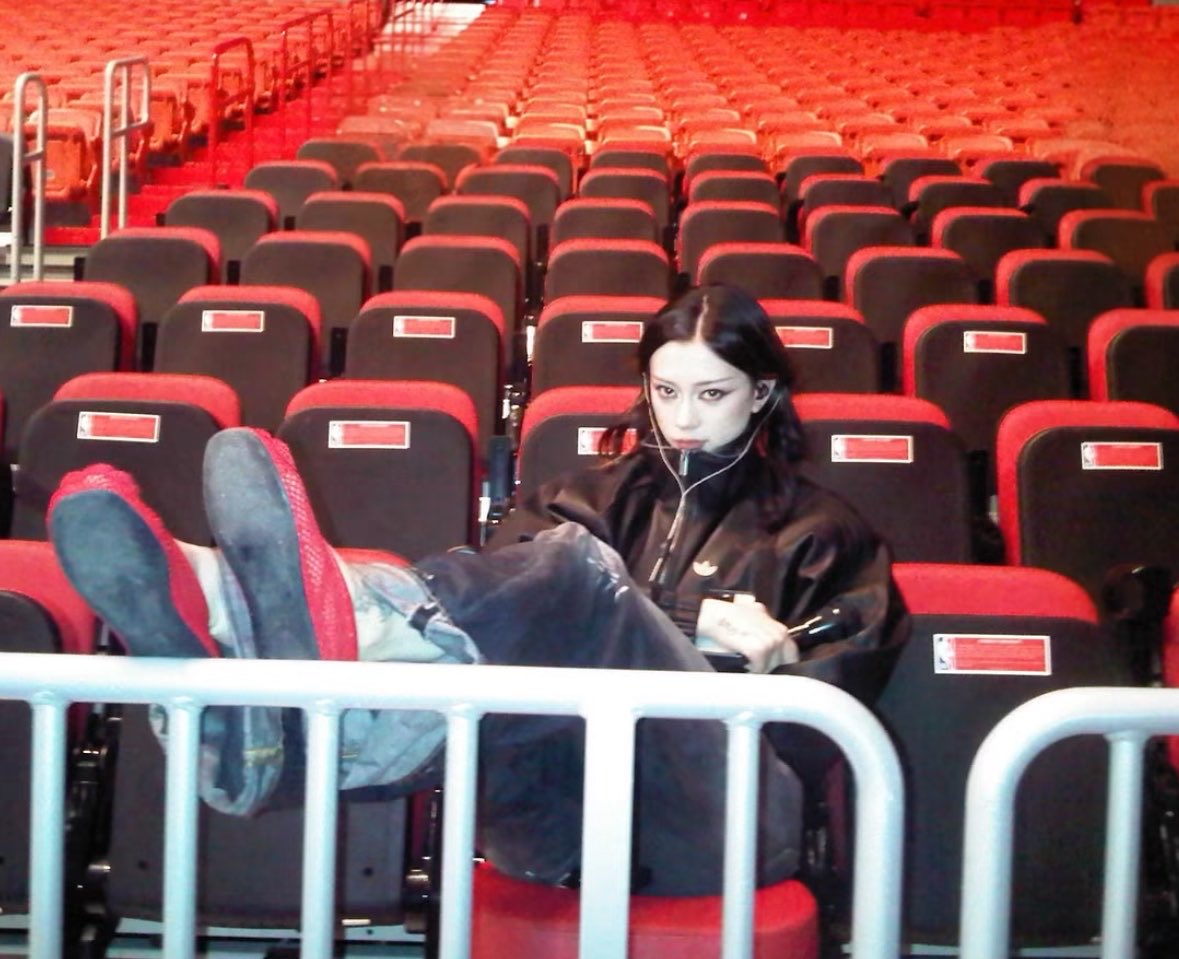meiyokbff's tweet photo. she looks so cosy https://t.co/k2h3v53w4O