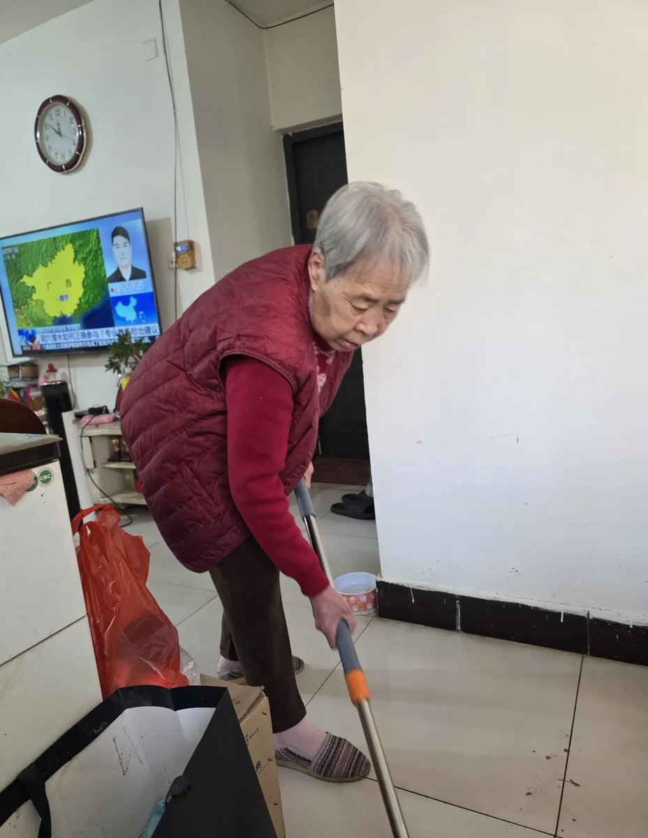 Rusffkd's tweet photo. Just knocked over a glass of water while cleaning the table—now the whole living room floor’s a wet zone. Time for emergency mopping mode! ， https://t.co/S5Xm134DnD