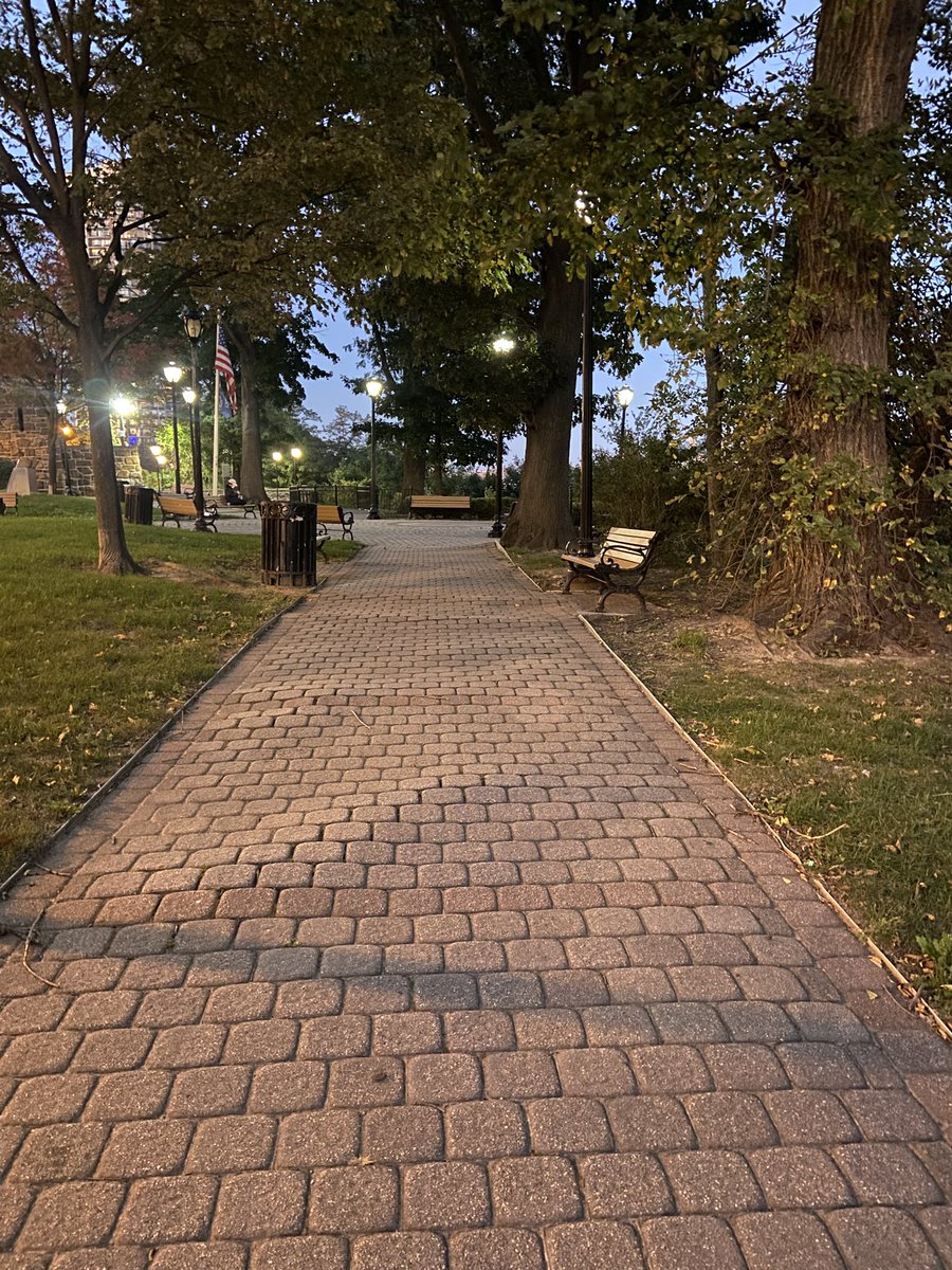 momonco_rinu's tweet photo. 今回のアメリカで私が一番好きだった場所はairbnbすぐ近くのbus stop. ここで毎日いろんな感情を整理したり、ふと涙が出てきたり、朝ごはん食べたり、1日の計画を立てたり。最終日一番離れたくなかった場所です。ニュージャージーもたくさん歩いたな https://t.co/uvz2YsMR9l
