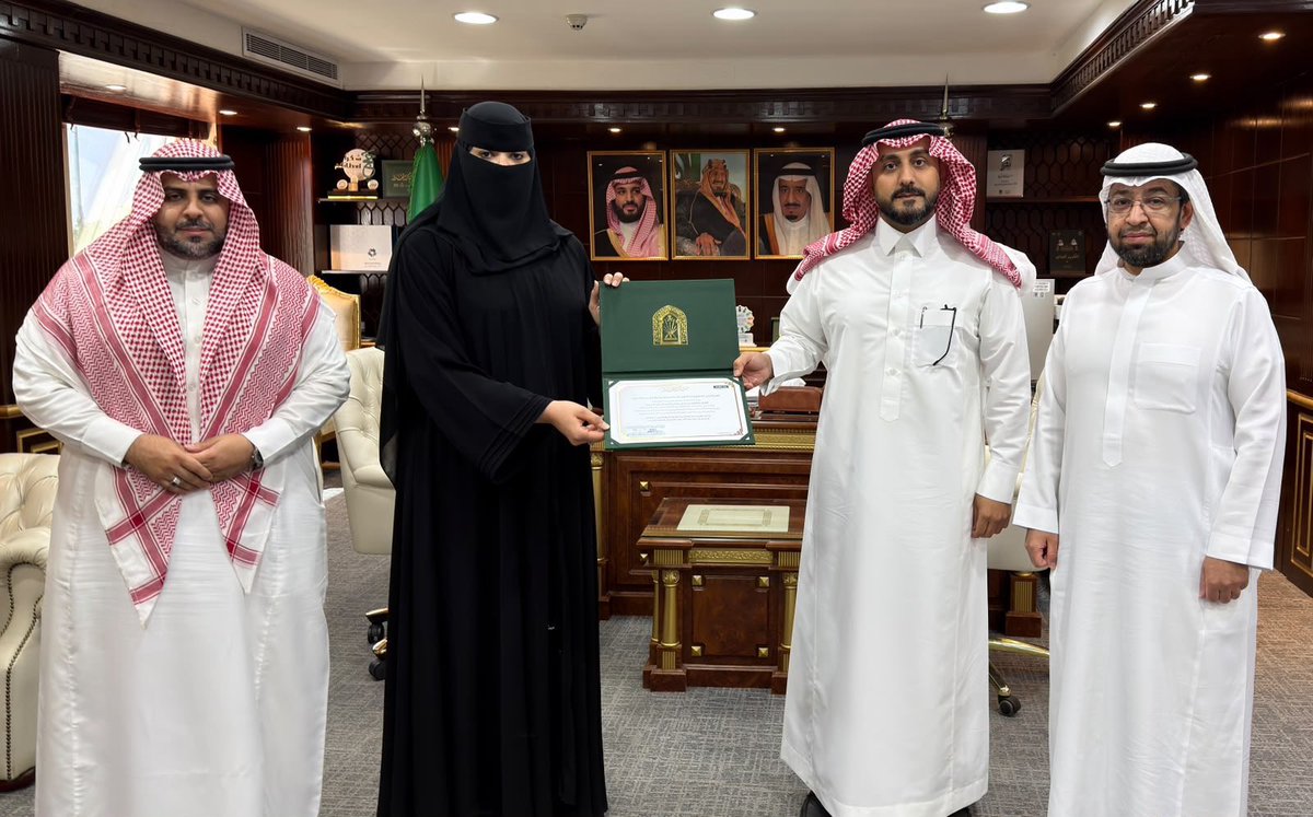 Saudi_Moia's tweet photo. #تكريم | كرّم معالي وزير #الشؤون_الإسلامية والدعوة والإرشاد، الشيخ الدكتور عبداللطيف بن عبدالعزيز آل الشيخ، فرع الوزارة بمنطقة تبوك بشهادة شكر وتقدير، تقديرًا لتميّزه في التغطية الإعلامية لفعاليات اليوم الوطني السعودي، وحصوله على جائزة أفضل مقطع فيديو إبداعي بهذه المناسبة الوطنية.

ويأتي هذا التكريم في إطار حرص معاليه على تحفيز التميّز والإبداع الإعلامي، وتقدير الجهود النوعية التي تسهم في تعزيز قيم الولاء والانتماء، وإبراز مشاعر الفخر والاعتزاز بالوطن وقيادته ومنجزاته.