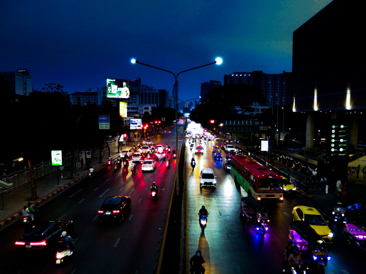 Ghost_Cat666's tweet photo. Elegance in every corner, memories in every frame. ✨

Under the city lights, every moment feels timeless.

#Bangkok #CityLights #Nightscape #UrbanElegance #LuxuryVibes #AestheticMood #NightPhotography #ExploreMore #TimelessMoments #MBK18w https://t.co/WVnls3J3SP