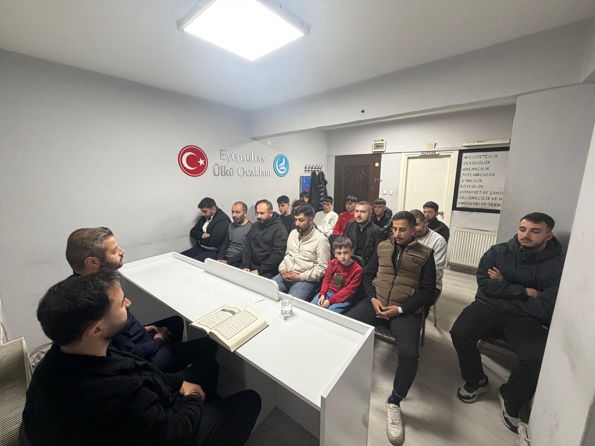 EyupsultanTsk's tweet photo. Eyüpsultan Ülkü Ocakları olarak her perşembe düzenlediğimiz Kuran-ı Kerim tilavetimizi gerçekleştirip, Peygamber efendimizin (s.a.v), Başbuğumuzun ve Şehitlerimizin ruhuna hediye eyledik. 

Allah birlik ve beraberliğimizi daim eylesin. 
Var Olsun Ülkü Ocakları 🇹🇷🇹🇷 https://t.co/3IhWlvfHZm