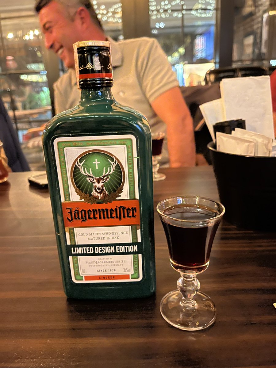Mecha_Turtles's tweet photo. 食後酒って説明で、なんやら知らん名前の酒飲んで、飲み覚えがあるので、ボトル見たいっていうて、出てきたら、おい、イェーガーじゃねーか。起きれるかな、、。 https://t.co/D5eZyLrD1G