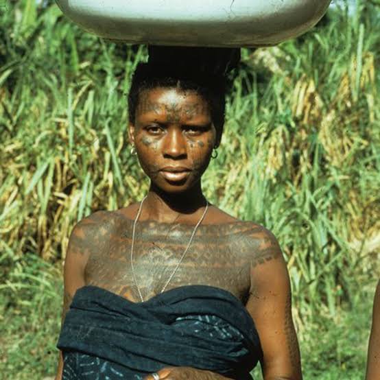 TosinSilver_Da's tweet photo. Long before modern tattoos, Yoruba people were already practicing kóló .

 A unique body art. 🎭 https://t.co/imEVcptlDJ