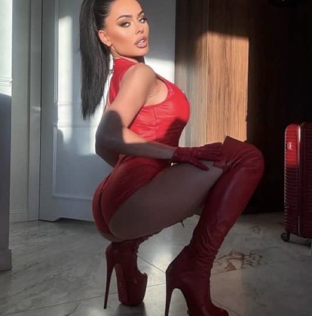 evilqueenprivt's tweet photo. Love these red platform boots 👢 🔥 https://t.co/wf6bcNwa9a