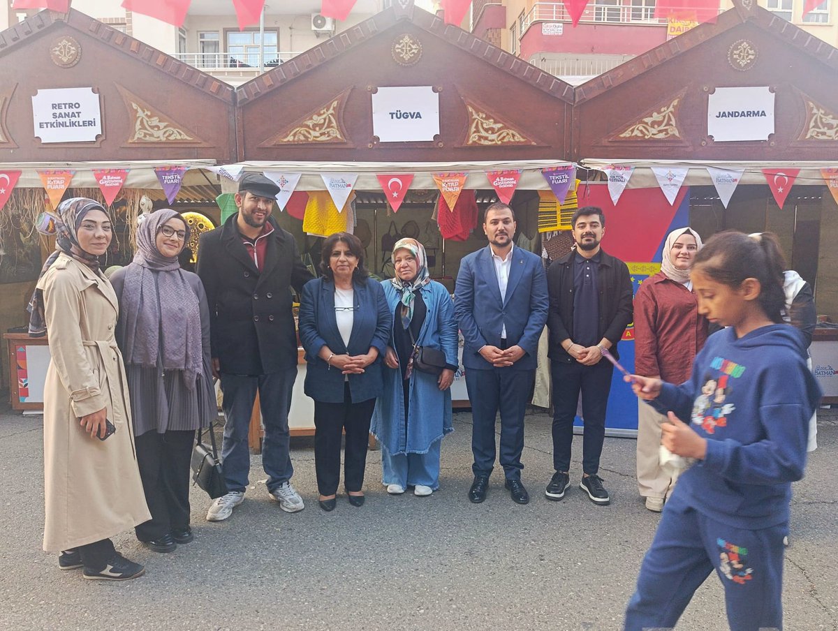 72akpartibatman's tweet photo. 📍 Tekstil Fuar Alanı

Sivil Toplum ve Halkla İlişkiler Başkanımız Hamza Aşkın, İl Yönetim Kurulu üyelerimiz, Kadın Kolları ve Gençlik Kolları teşkilatlarımızla birlikte, sivil toplum kuruluşlarımızın fuar alanında açtığı sergi ve stantları ziyaret etti.

Sergilenen ürünler hakkında bilgi alarak emeği geçenlere teşekkür ettik.

@SansiHuseyin @hamzaaskin