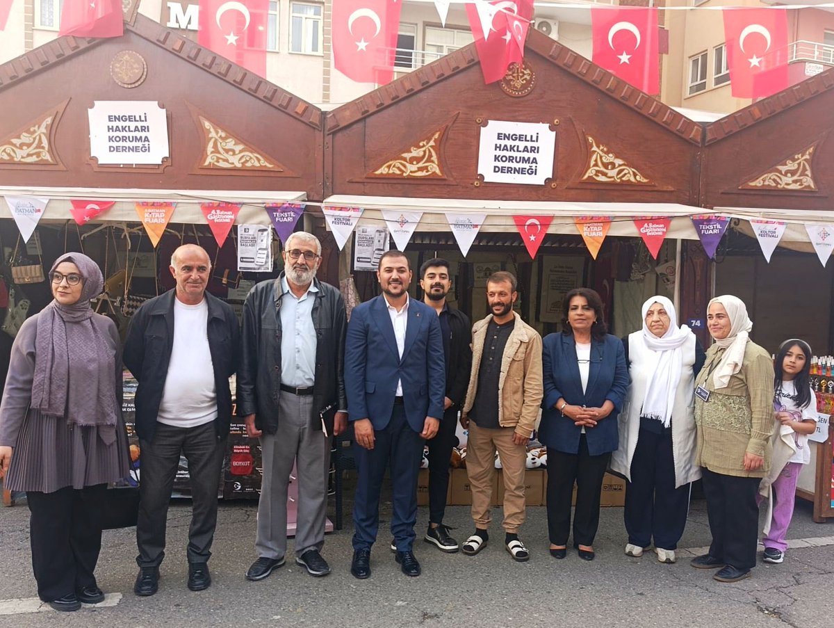 72akpartibatman's tweet photo. 📍 Tekstil Fuar Alanı

Sivil Toplum ve Halkla İlişkiler Başkanımız Hamza Aşkın, İl Yönetim Kurulu üyelerimiz, Kadın Kolları ve Gençlik Kolları teşkilatlarımızla birlikte, sivil toplum kuruluşlarımızın fuar alanında açtığı sergi ve stantları ziyaret etti.

Sergilenen ürünler hakkında bilgi alarak emeği geçenlere teşekkür ettik.

@SansiHuseyin @hamzaaskin