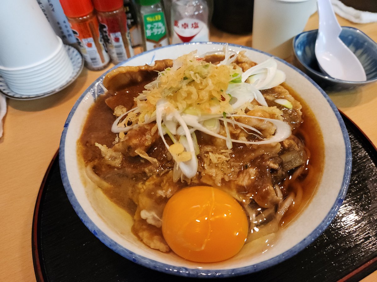 RonHi7's tweet photo. あさだけ
カレー南蛮+生玉子

金曜日はカレー。
アマプラの沈黙の艦隊を見た影響です笑
ネギの甘さが美味しいカレーが玉子でよりまろやか。昨夜の夕飯が疲れてお粗末だった分、朝から丁寧な品をいただけるとQOL が高まり気合いが入る。 https://t.co/7mCQNCYjDa