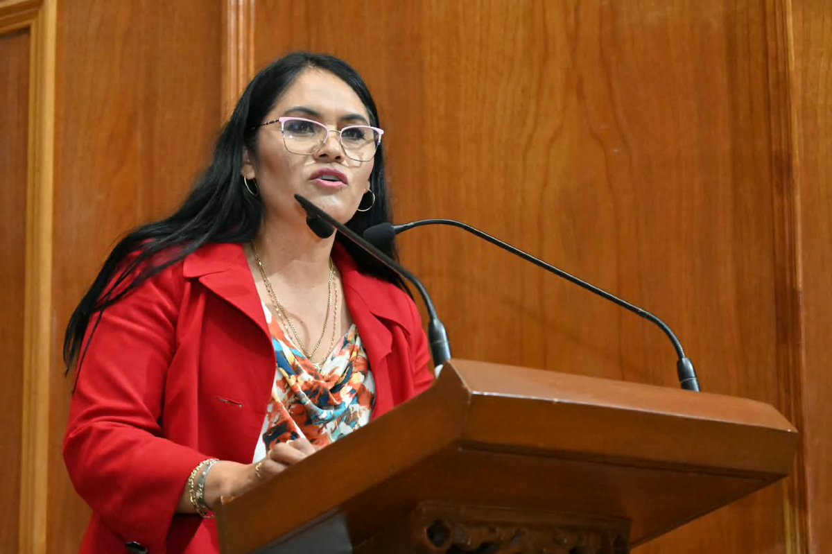 CongresoEdomex's tweet photo. La disminución de los delitos de alto impacto, la atención a las causas de la violencia y las condiciones laborales de los cuerpos policiales fueron algunos de los temas que abordó la Dip. Graciela Argueta Bello (GP #morena) durante la #GlosaDelTercerInforme.

La legisladora destacó que, de acuerdo con datos del INEGI citados en el Tercer Informe de la gobernadora @delfinagomeza, entre 2024 y 2025 la tasa de incidencia delictiva disminuyó 15.5% en la entidad, mientras que las defunciones por homicidio registraron una reducción del 21.8%. Ante estas cifras, preguntó al titular de @SS_Edomex cuáles son los factores que explican la reducción delictiva, los indicadores que respaldan esta tendencia y las acciones previstas para mantenerla. También solicitó conocer las estrategias de coordinación institucional para atender las causas que originan la violencia y la delincuencia.

Respecto al #CUSAEM, cuestionó los avances y obstáculos para resolver sus problemas administrativos, operativos y normativos, así como para transparentar sus servicios, tarifas e ingresos.

Finalmente, pidió información sobre las medidas para mejorar los salarios, prestaciones, servicios médicos, seguridad social y desarrollo profesional de sus elementos, además de los avances en la atención de denuncias por acoso laboral dentro de la corporación.

#CongresoEdomex #LXIILegislaturaEdomex