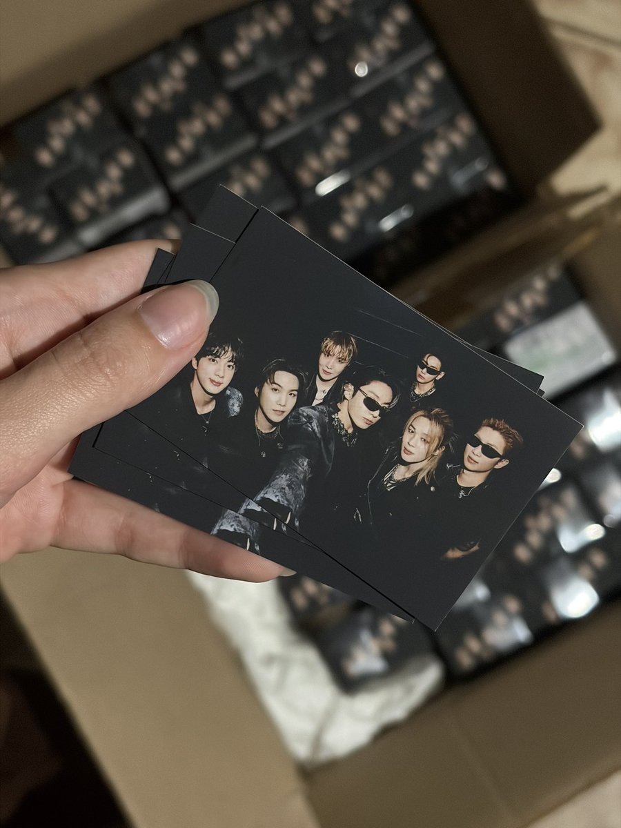 corynstore's tweet photo. Se depender da gente ninguém fica sem brinde, fizemos 10.000 photocards do bts para distribuir nas filas dos shows! https://t.co/u7gKmXyvBh