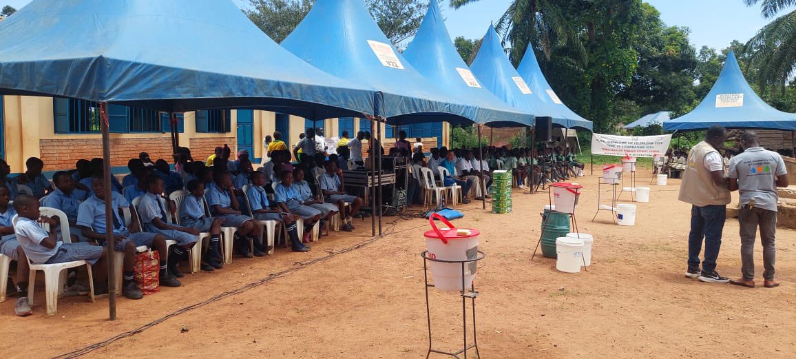 unicefssudan's tweet photo. Hand washing with soap can save lives &amp; prevent ebola!Snippets from today’s #GlobalHandwashingDay celebration at St.Josephine Bakhita Primary School,Juba &amp;activities in Yambio,where UNICEF joined the gov’t &amp; communities to promote handwashing.Let’s make clean hands a daily habit! https://t.co/uqoCEj2rsY