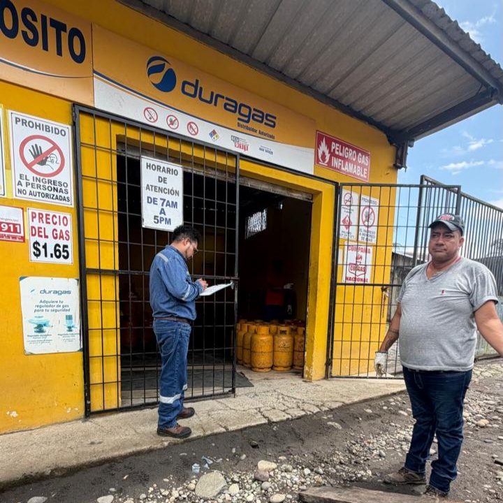 ARCH_Ec's tweet photo. ✅#ARCHControla

Inspeccionamos depósitos de distribución de #GLP en la #JoyaDeLosSachas, #Orellana, para comprobar que el cilindro de gas doméstico de 15 kg se comercialice al precio oficial de💰$1,65.

¡Control en territorio! 🇪🇨 https://t.co/VPVHCgp5Nh
