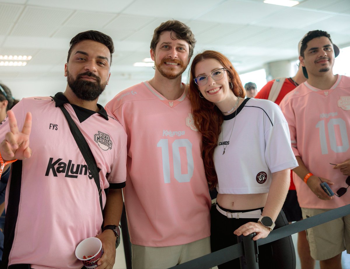 REDCanids's tweet photo. Várias gerações de PINK CANIDS na tela 💞

Da esquerda pra direita, Pink Canids 2025, Pink Canids 2024 e o cropped casual de 2026!

As do ano passado já foram, mas você ainda pode garantir o SEU 🫵 moletom de outubro rosa desse ano! https://t.co/LXJhAQHiUv