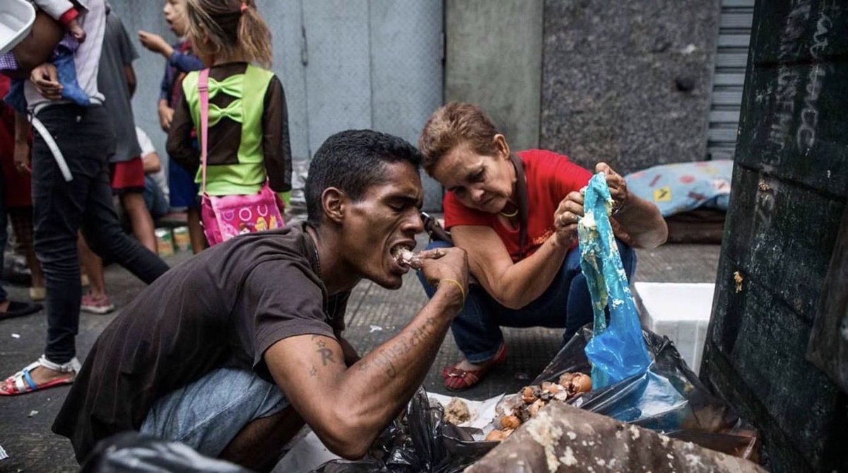 Erick1628917's tweet photo. @ElaraGray45103 @pinacoladafria Las está guardando para el hambrezolano que acaba de llegar a Perú. Comen de todo. No por algo la basura de Caracas es comida de Venezuela. https://t.co/YI42e9tPgv