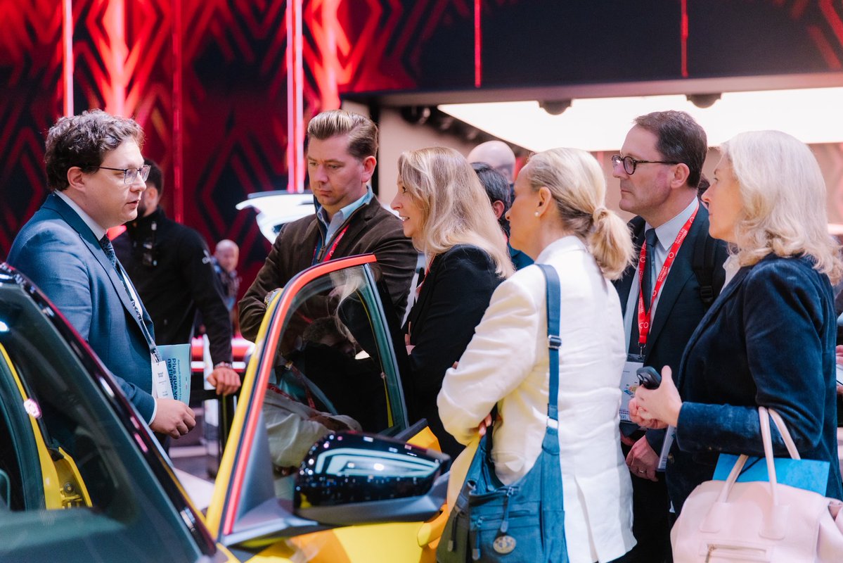 MarionMarechal's tweet photo. Au stand de notre champion français @renault_fr, les attentes sont fortes pour que l’Union européenne réagisse enfin à la déferlante des véhicules chinois qui menace l’existence même de notre filière automobile. 

Les règles et obligations européennes sur les émissions, assorties d'amendes très lourdes, sont en effet une véritable épée de Damoclès pour nos constructeurs. Elles les fragilisent tout en favorisant la concurrence étrangère.

Au Parlement européen, avec les députés @LaurenceTrochu, @G_Peltier et @NicolasBay_, nous continuerons donc à améliorer et soutenir tous les textes qui iront vers un assouplissement des normes. Il en va de notre souveraineté et de la survie d’un secteur riche de millions d’emplois directs et de sous-traitants.