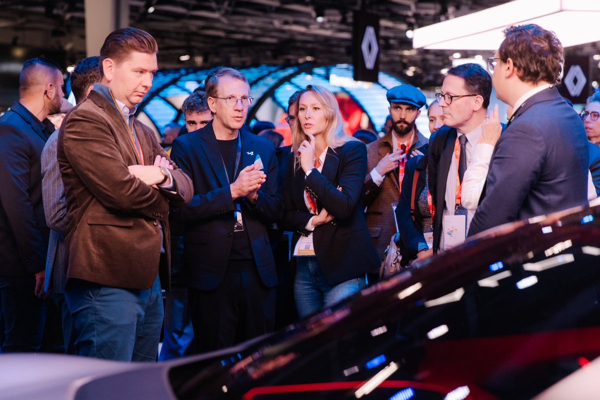MarionMarechal's tweet photo. Au stand de notre champion français @renault_fr, les attentes sont fortes pour que l’Union européenne réagisse enfin à la déferlante des véhicules chinois qui menace l’existence même de notre filière automobile. 

Les règles et obligations européennes sur les émissions, assorties d'amendes très lourdes, sont en effet une véritable épée de Damoclès pour nos constructeurs. Elles les fragilisent tout en favorisant la concurrence étrangère.

Au Parlement européen, avec les députés @LaurenceTrochu, @G_Peltier et @NicolasBay_, nous continuerons donc à améliorer et soutenir tous les textes qui iront vers un assouplissement des normes. Il en va de notre souveraineté et de la survie d’un secteur riche de millions d’emplois directs et de sous-traitants.