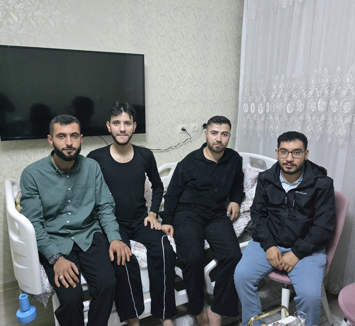 Hurgencshtkamil's tweet photo. Şehitkamil Gençlik Kolları olarak, geçtiğimiz ay geçirmiş olduğu kaza nedeniyle Ekrem Yegin kardeşimizi ziyaret ederek geçmiş olsun dileklerimizi ilettik. Rabbimizden kardeşimize acil şifalar, sağlık ve afiyet diliyoruz. 🤲 https://t.co/I8DGAk522E