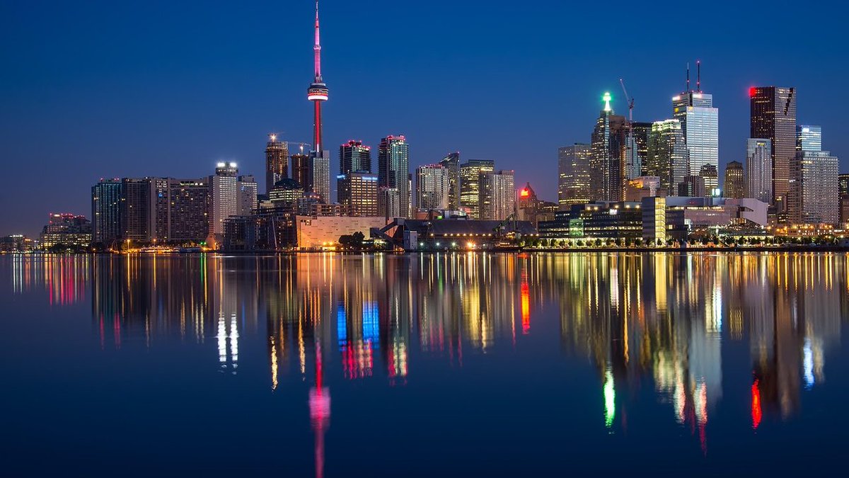 EllinorJonbuok's tweet photo. Toronto glowing softly against the dark water tonight, the tower standing tall above the quiet skyline. https://t.co/oElcgJsKat