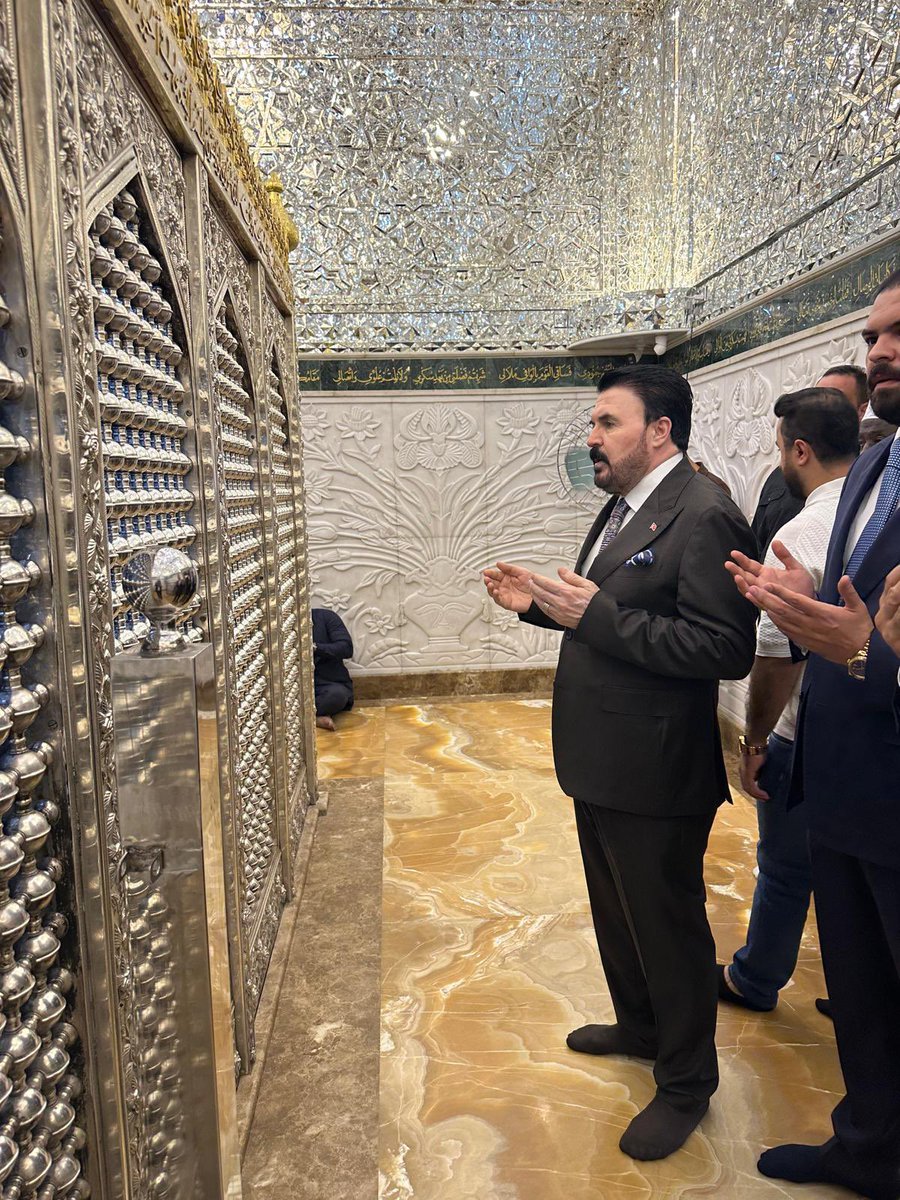 SavciSayan's tweet photo. BAĞDAT’TA BİR OSMANLI MÜHRÜ, BİR ECDAT YADİGÂRI…

Irak’ın başkenti Bağdat’ta, büyük İslam âlimi ve gönül sultanı Şeyh Abdülkadir Geylânî Hazretleri’nin türbesini ziyaret etme şerefine nail olduk.

Türbenin kapısından içeri adım attığınız anda tarihin derinliklerine yolculuk yapıyorsunuz. 

Her köşesinde Osmanlı’nın izleri, her taşında ecdadımızın emeği, her nakışında asırlık bir medeniyetin zarafeti var.

Ecdadımız Osmanlı, gittiği topraklara yalnızca eserler değil,iman, edep, merhamet ve medeniyet bırakmış.

Türbenin ihtişamı, mimarisinin güzelliği, manevi atmosferi ve asırlara meydan okuyan zarafeti insanı derinden etkiliyor.

Aradan asırlar geçmiş ama Bağdat’ta hâlâ Osmanlı’nın ruhu, ecdadımızın mührü ve aziz hatırası yaşıyor.

Böylesine muhteşem bir mirası bizlere bırakan ecdadımızı rahmetle, minnetle ve dualarla yâd ediyorum.

Şeyh Abdülkadir Geylânî Hazretleri’nin ve bu topraklara hizmet etmiş bütün ecdadımızın ruhları şad, makamları âli olsun.

Ne büyük ecdadın torunlarıyız. Ne muhteşem bir medeniyetin mirasçılarıyız.
Ruhlarına el Fatiha..
